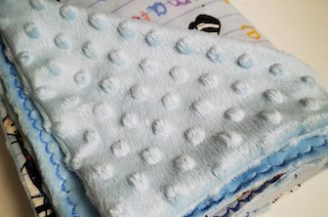 Paturica bebelusi, Babymat, finet animalute, plush Minky dots albastru, cu gluga, 75x95 cm